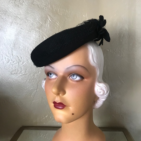 STYLISH 1940s TILT FELT HAT WITH FELT FLOWERS AND VEILING main image 10